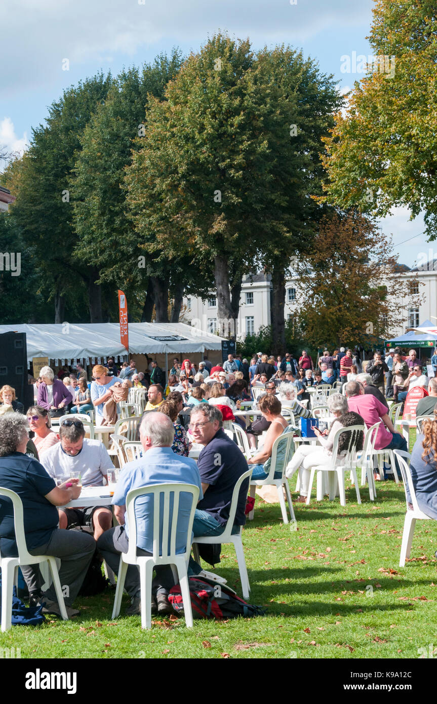 Canterbury, Regno Unito. 22 set 2017. Il primo giorno dell'annuale Canterbury Food and Drink Festival si è tenuto oggi in Dane John Gardens, Canterbury. Il festival si svolge nel corso di tre giorni che termina domenica 24 settembre e include bancarelle di vendita locali producono Kent, street food provenienti da tutto il mondo e la musica dal vivo. Credito: UrbanImages/Alamy Live News Foto Stock