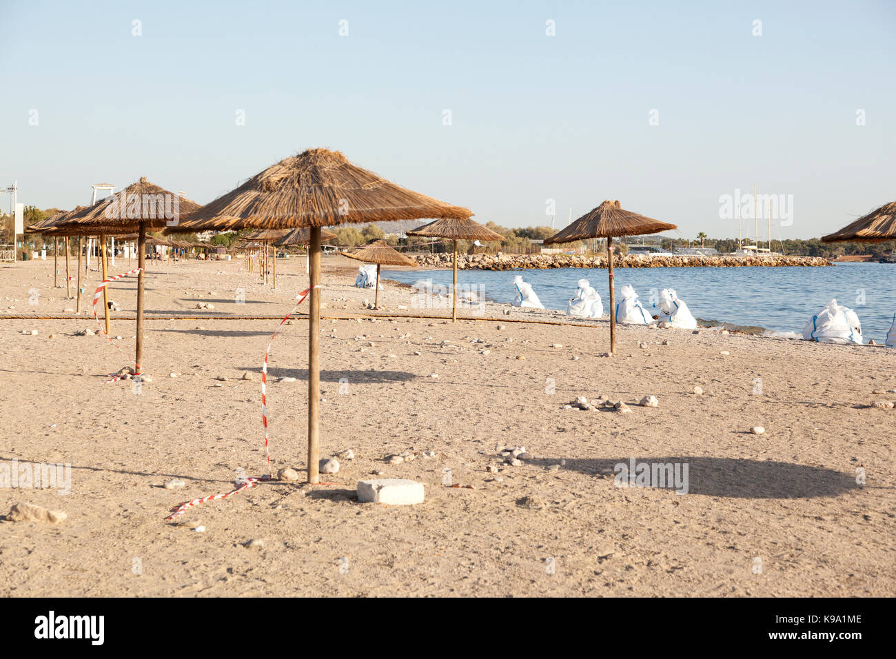 La spiaggia di Glyfada (Golfo Saronico, Atene, Grecia) vuota durante i primi giorni della marea nera che si è verificato nel settembre 9th, 2017. Foto Stock
