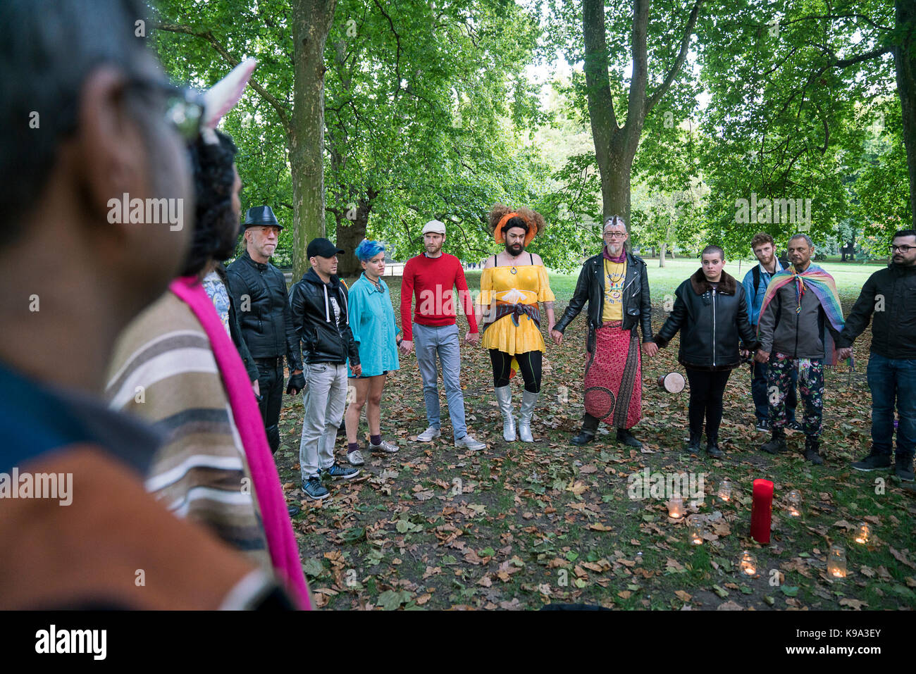 Settembre 22nd, 2017, london, Regno Unito: il radicale fate di Albion e amici si riuniscono per un equinozio rituale al green park cerchio ad albero per esprimere i loro sentimenti circa la situazione globale per la queer popoli del mondo, molti dei quali vivono in paesi dove i mortali eredità del omofobi le leggi introdotte dall'impero britannico è ancora così terribile oggi. Essi processo per Buckingham Palace e deliever un accorato appello e invito alla regina Elisabetta II per parlare della situazione dei lgbtiq+ persone nel commonwealth; riconoscere il male di eredità di omofobi legislazione Foto Stock