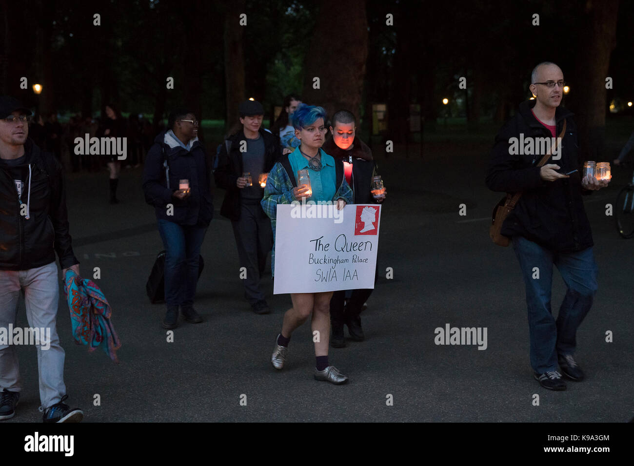 Settembre 22nd, 2017, london, Regno Unito: il radicale fate di Albion e amici si riuniscono per un equinozio rituale al green park cerchio ad albero per esprimere i loro sentimenti circa la situazione globale per la queer popoli del mondo, molti dei quali vivono in paesi dove i mortali eredità del omofobi le leggi introdotte dall'impero britannico è ancora così terribile oggi. Essi processo per Buckingham Palace e deliever un accorato appello e invito alla regina Elisabetta II per parlare della situazione dei lgbtiq+ persone nel commonwealth; riconoscere il male di eredità di omofobi legislazione Foto Stock