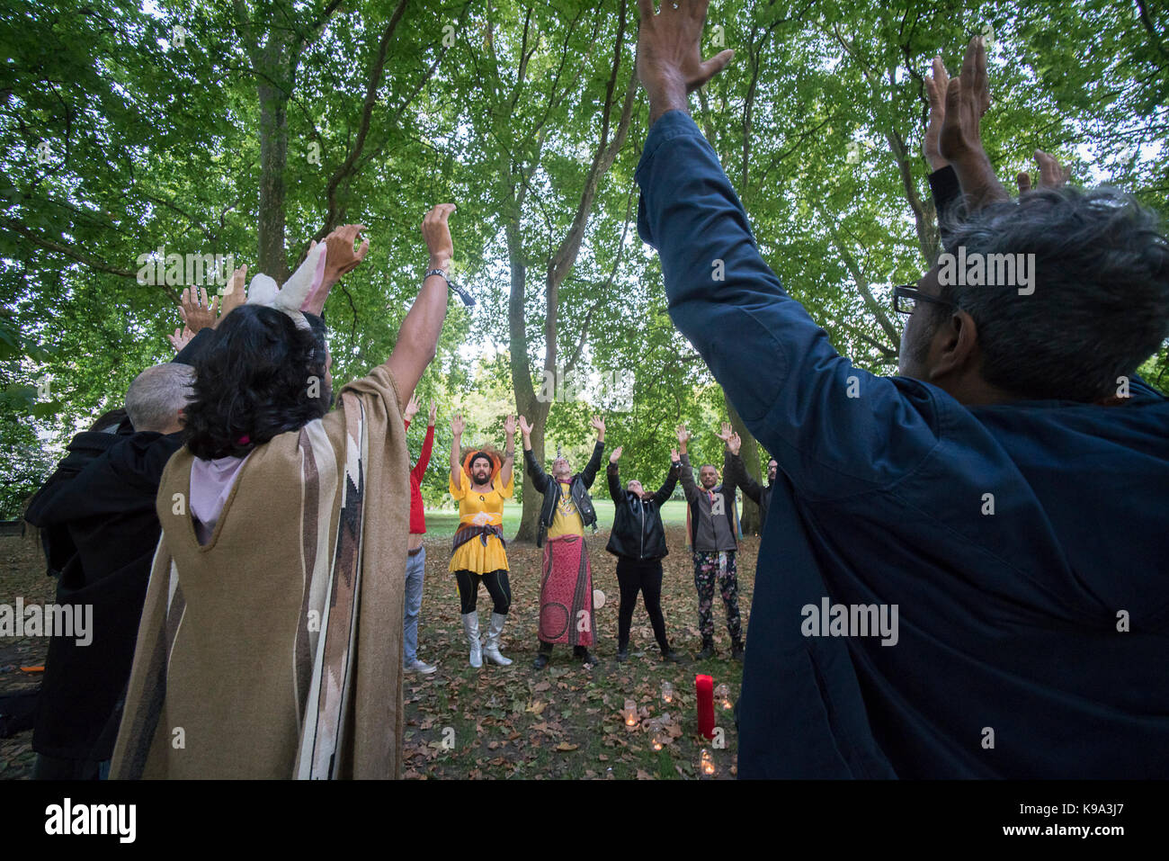 Settembre 22nd, 2017, london, Regno Unito: il radicale fate di Albion e amici si riuniscono per un equinozio rituale al green park cerchio ad albero per esprimere i loro sentimenti circa la situazione globale per la queer popoli del mondo, molti dei quali vivono in paesi dove i mortali eredità del omofobi le leggi introdotte dall'impero britannico è ancora così terribile oggi. Essi processo per Buckingham Palace e deliever un accorato appello e invito alla regina Elisabetta II per parlare della situazione dei lgbtiq+ persone nel commonwealth; riconoscere il male di eredità di omofobi legislazione Foto Stock