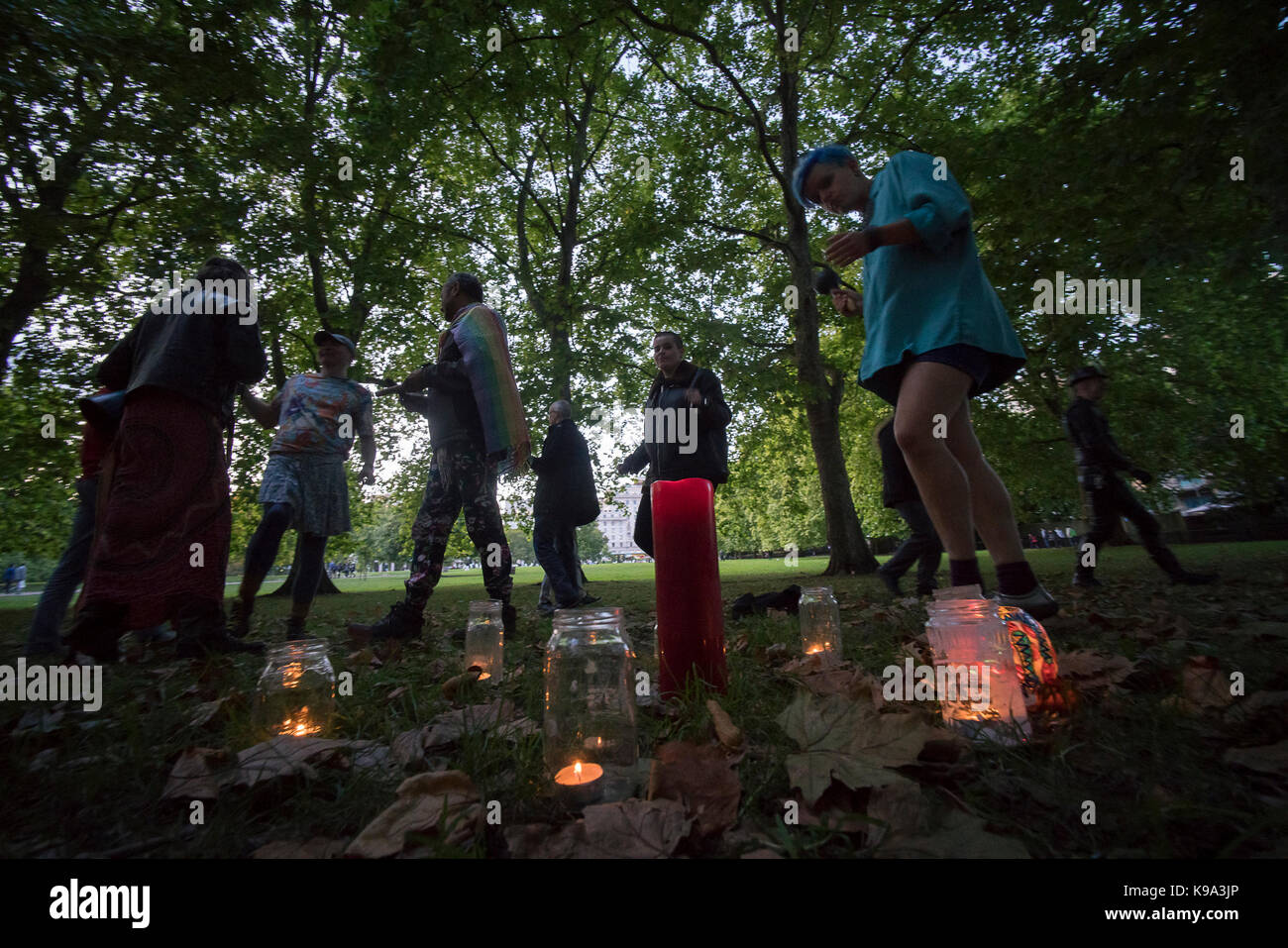 Settembre 22nd, 2017, london, Regno Unito: il radicale fate di Albion e amici si riuniscono per un equinozio rituale al green park cerchio ad albero per esprimere i loro sentimenti circa la situazione globale per la queer popoli del mondo, molti dei quali vivono in paesi dove i mortali eredità del omofobi le leggi introdotte dall'impero britannico è ancora così terribile oggi. Essi processo per Buckingham Palace e deliever un accorato appello e invito alla regina Elisabetta II per parlare della situazione dei lgbtiq+ persone nel commonwealth; riconoscere il male di eredità di omofobi legislazione Foto Stock