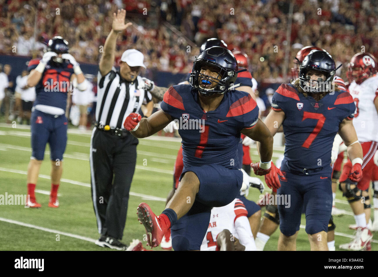 Tucson, Arizona, Stati Uniti. Il 22 settembre, 2017. L'Arizona TONY CAMPI II (01) reagisce dopo i saccheggi Utah's Quarterback Venerdì, Settembre 22, 2017, in Arizona Stadium di Tucson, Arizona. Credito: Jeff Brown/ZUMA filo/Alamy Live News Foto Stock