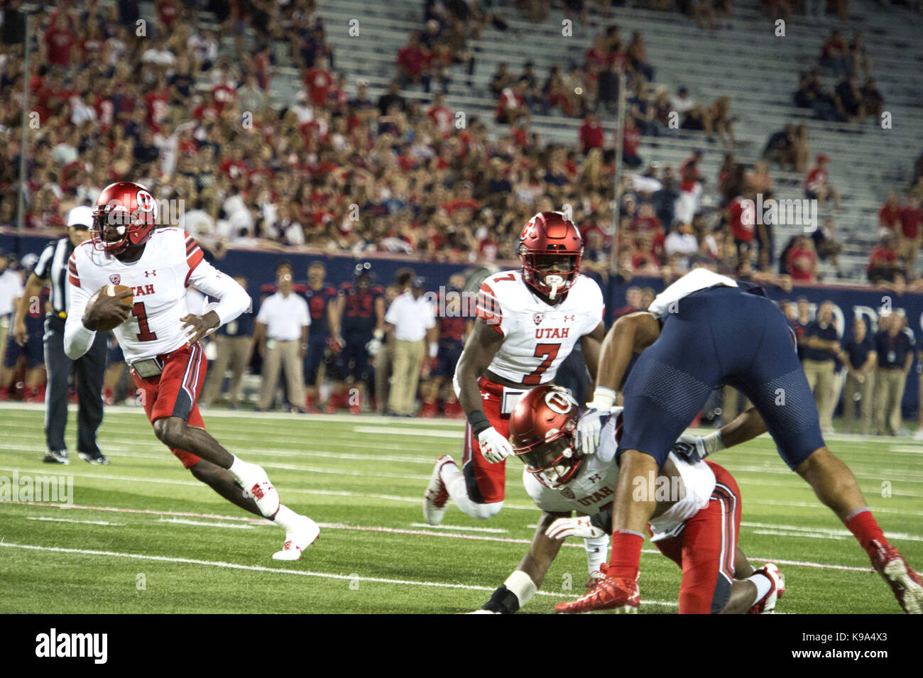 Tucson, Arizona, Stati Uniti. Il 22 settembre, 2017. Utah's TYLER HUNTLEY (01) corre la palla dopo mantenendo la sfera contro Arizona Venerdì, Settembre 22, 2017, in Arizona Stadium di Tucson, Arizona. Credito: Jeff Brown/ZUMA filo/Alamy Live News Foto Stock