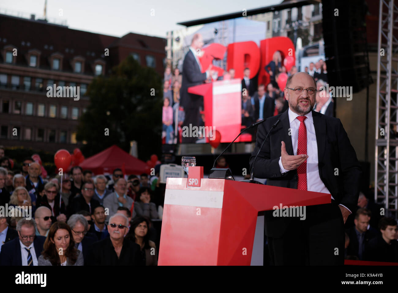 Berlino, Germania. Il 22 settembre, 2017. Martin Schulz affronta il rally. Il candidato per il tedesco Chancellorship della SPD (partito socialdemocratico tedesco) è stata il principale oratore ad un rally di grandi dimensioni nel centro di Berlino, due giorni prima delle elezioni tedesche. Credito: SOPA Immagini limitata/Alamy Live News Foto Stock