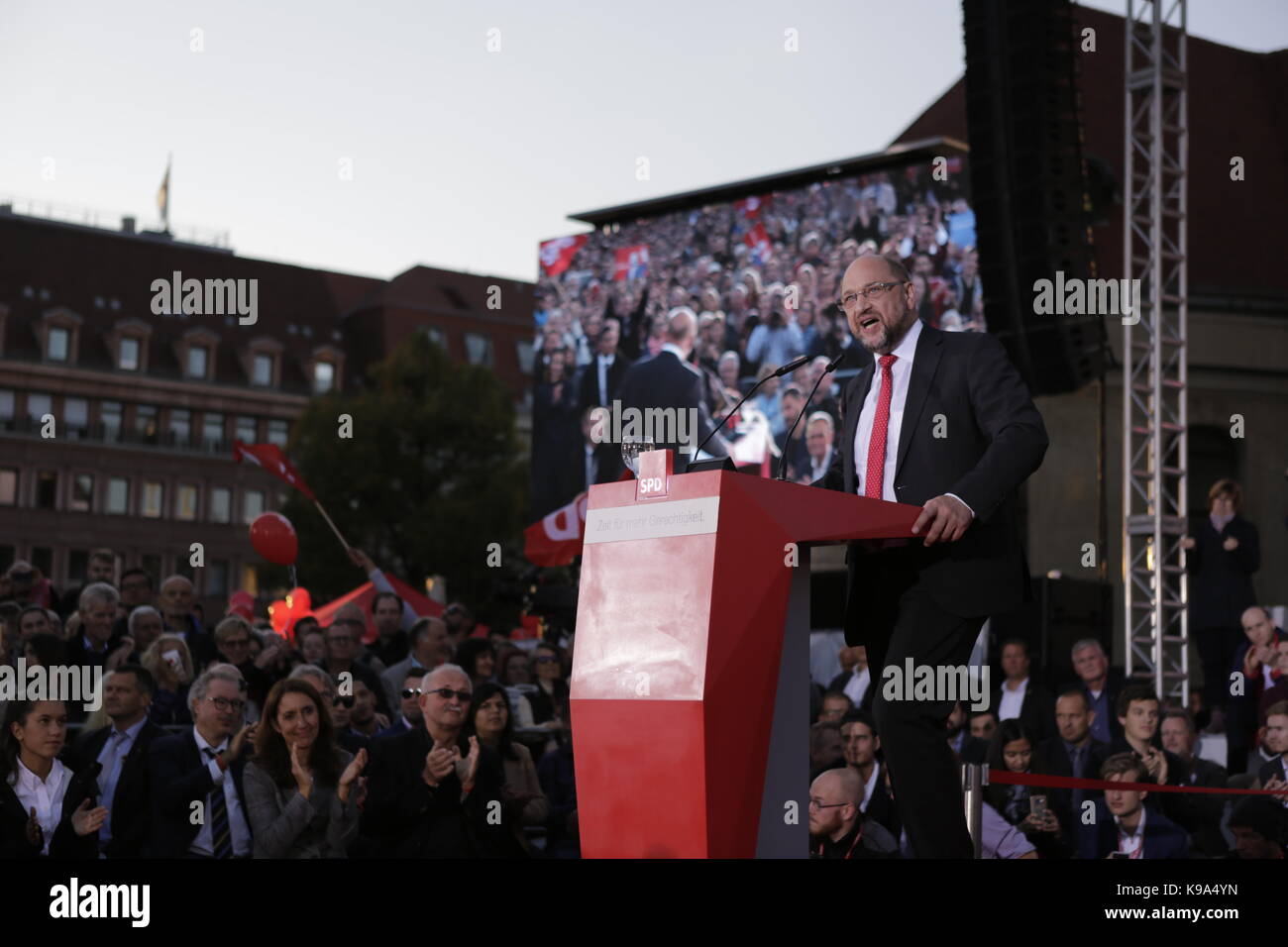 Berlino, Germania. Il 22 settembre, 2017. Martin Schulz affronta il rally. Il candidato per il tedesco Chancellorship della SPD (partito socialdemocratico tedesco) è stata il principale oratore ad un rally di grandi dimensioni nel centro di Berlino, due giorni prima delle elezioni tedesche. Credito: SOPA Immagini limitata/Alamy Live News Foto Stock