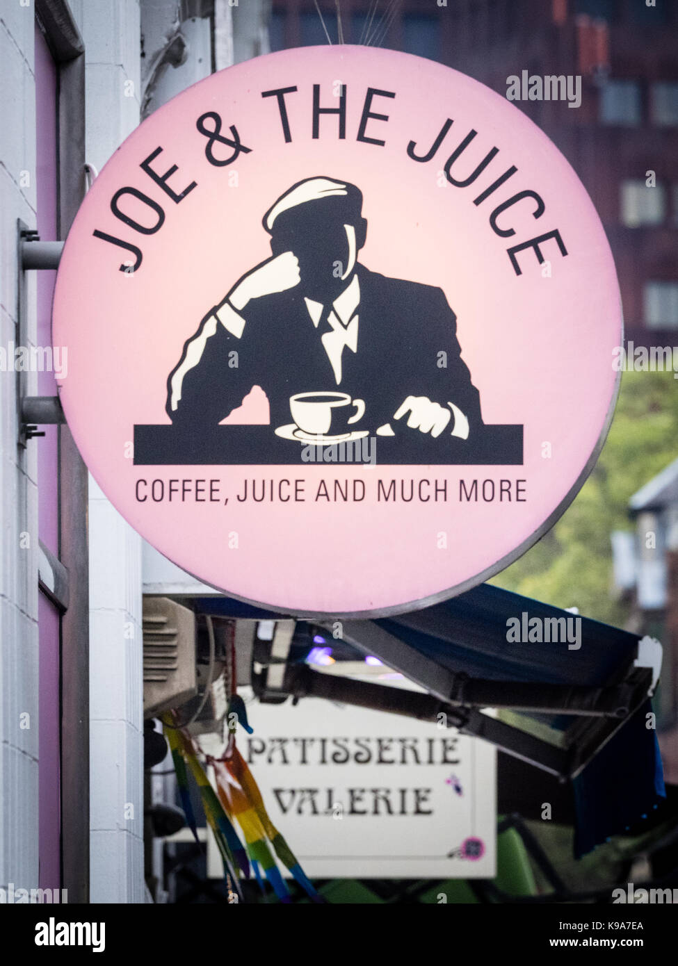 Joe e il succo Cafe Restaurant Sign in Old Compton Street, Soho, Londra, Regno Unito. Joe e il succo è una catena originariamente impostata in Danimarca. Foto Stock