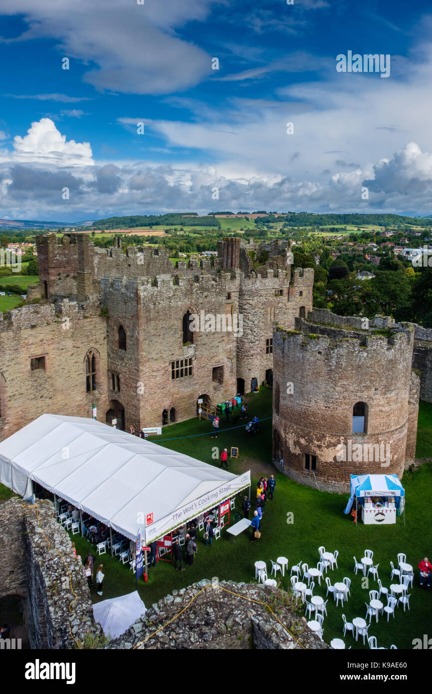 I visitatori al 2017 Ludlow Food Festival, Ludlow, Shropshire, Regno Unito Foto Stock