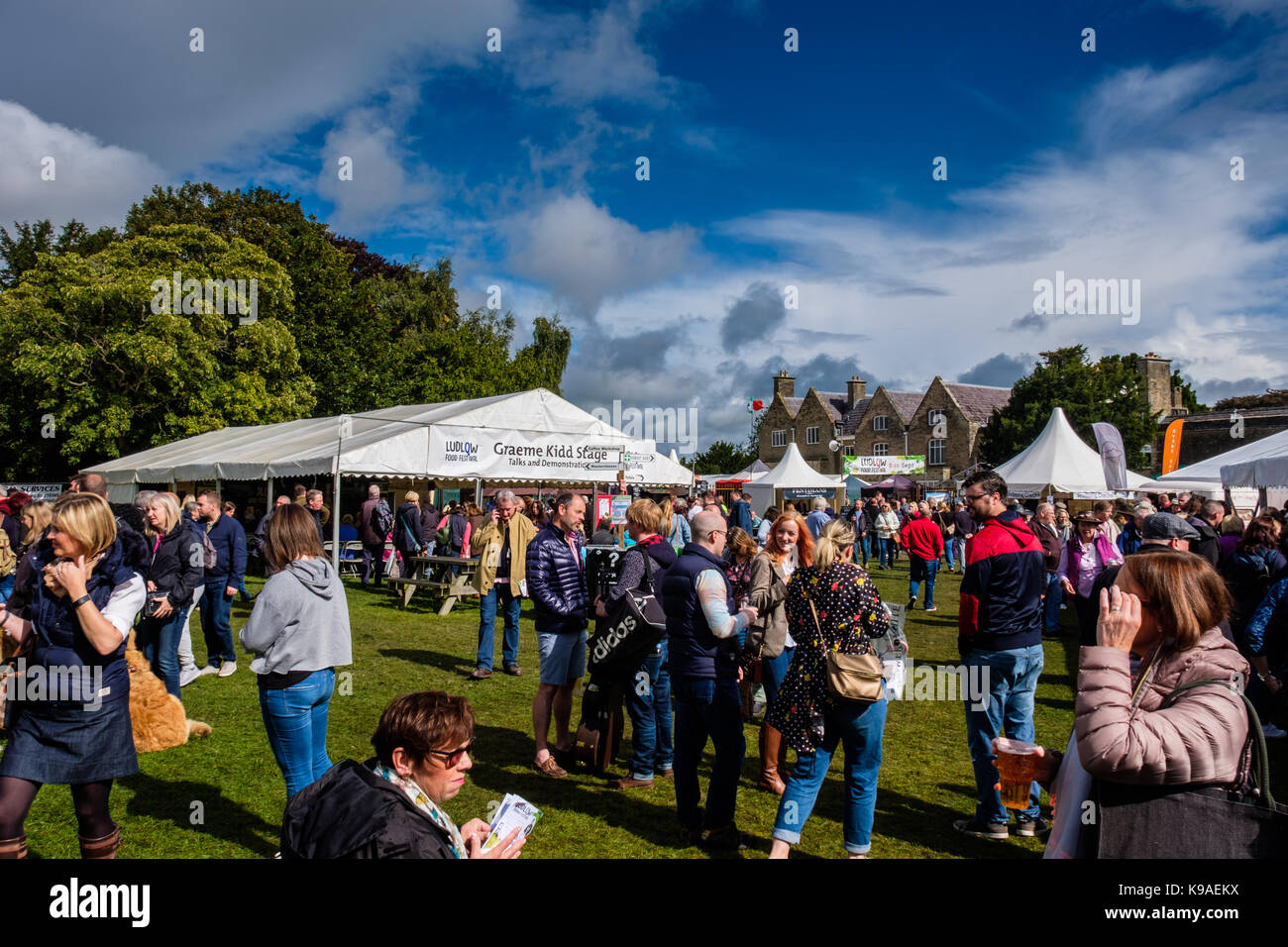 I visitatori al 2017 Ludlow Food Festival, Ludlow, Shropshire, Regno Unito Foto Stock