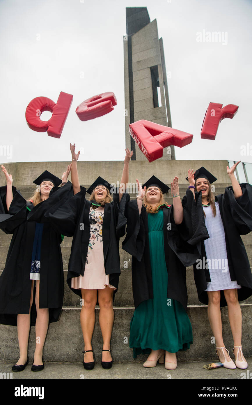 Il costo dell'istruzione superiore nel Regno Unito: Aberystwyth studenti universitari indossando accademici tradizionali abiti e schede di Malta - gettando le lettere aber per formare la parola "EAR" sul loro giorno di graduazione, luglio 2017 Foto Stock