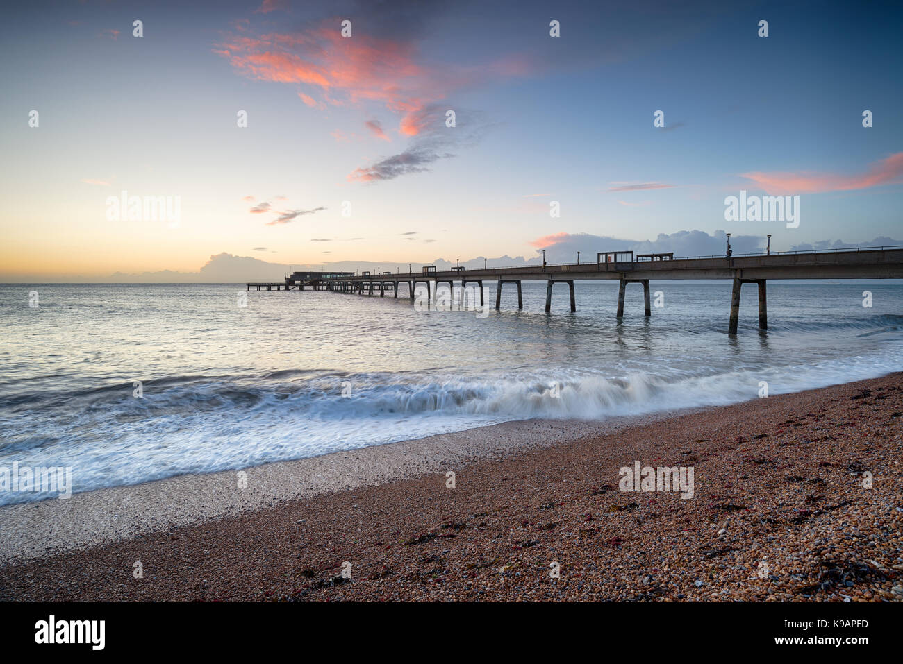 Alba sul molo a trattare, una graziosa cittadina balneare sulla costa del Kent Foto Stock