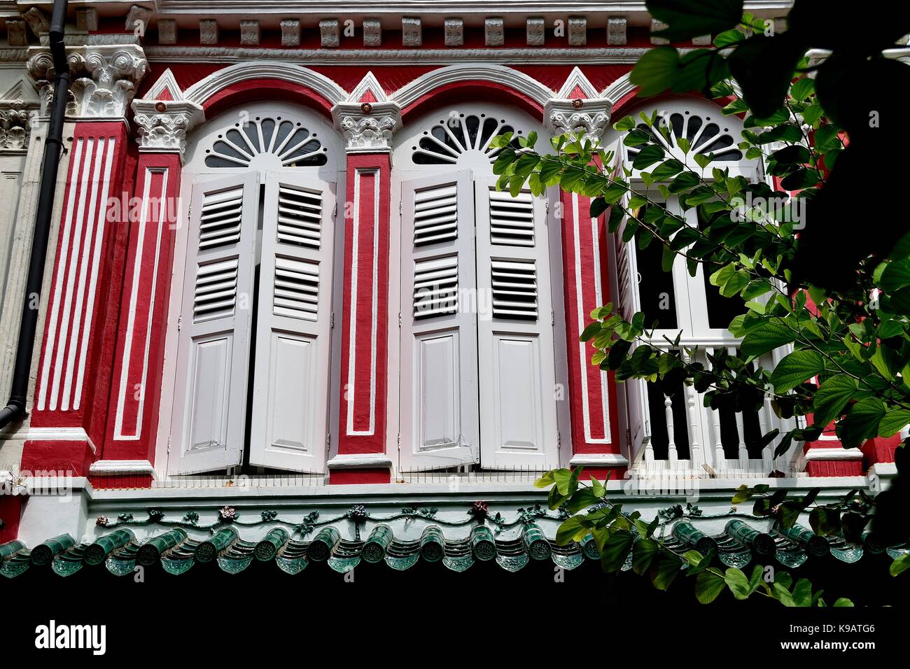 Singapore tradizionale negozio Casa esterno con finestre ad arco in legno e persiane a lamelle nello storico quartiere duxton. Foto Stock