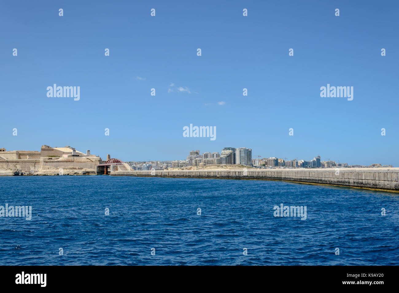 Lungo il molo Foto Stock