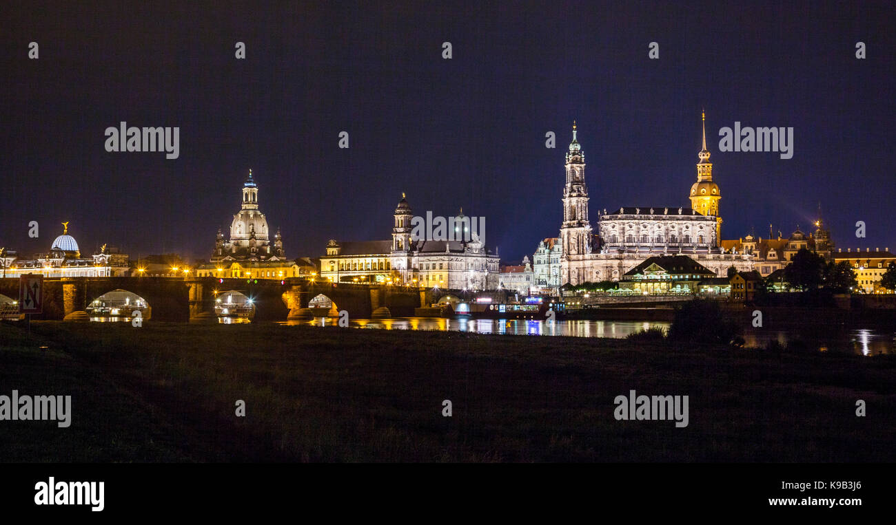 In Germania, in Sassonia, Dresda, night-vista sullo skyline di Dresda attraverso il fiume Elba, con Ponte di Augusto, Frauenkirche e Cattedrale di Dresda. La persp Foto Stock