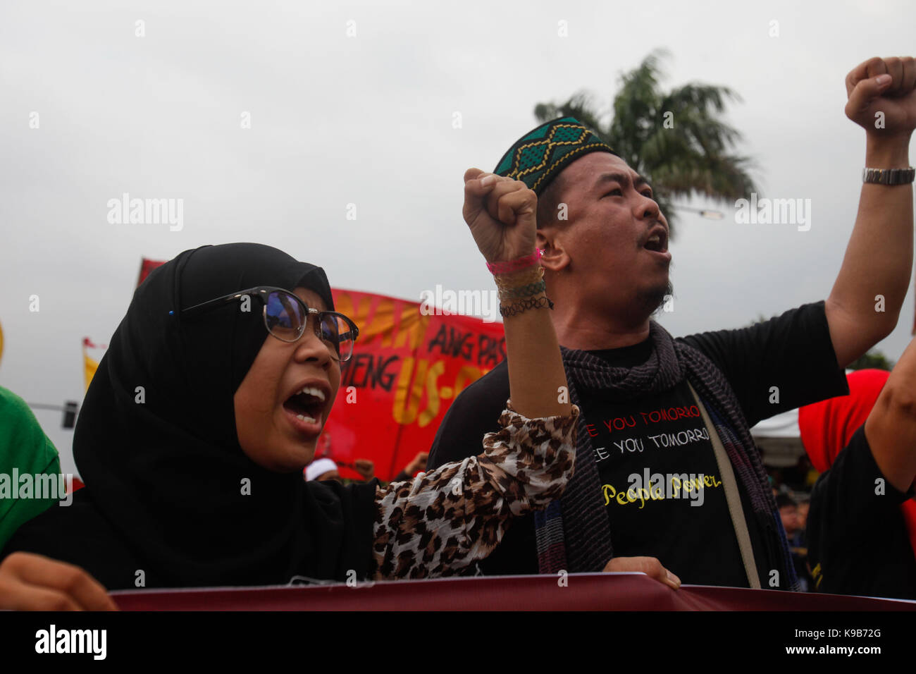 Gli attivisti musulmani gesto come essi chant slogan durante un rally che commemora il quarantacinquesimo anniversario della proclamazione della legge marziale a Manila nelle Filippine, 21 settembre 2017. cause-gruppi orientati terrà dimostrazioni in diverse parti delle Filippine il quarantacinquesimo anniversario della dichiarazione della legge marziale nel paese per protestare contro il presidente filippino rodrigo duterte di tendenze autoritarie, nonché le uccisioni extragiudiziali proposto dalla sua amministrazione la cosiddetta "guerra alla droga." (foto di richard james m. mendoza/Pacific stampa) Foto Stock