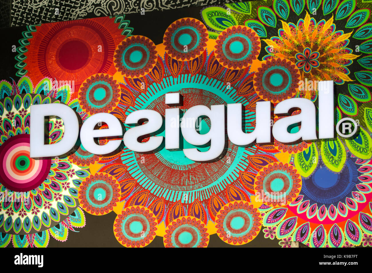 Desigual shop segno e logo, orchard central shopping mall, Singapore Foto  stock - Alamy