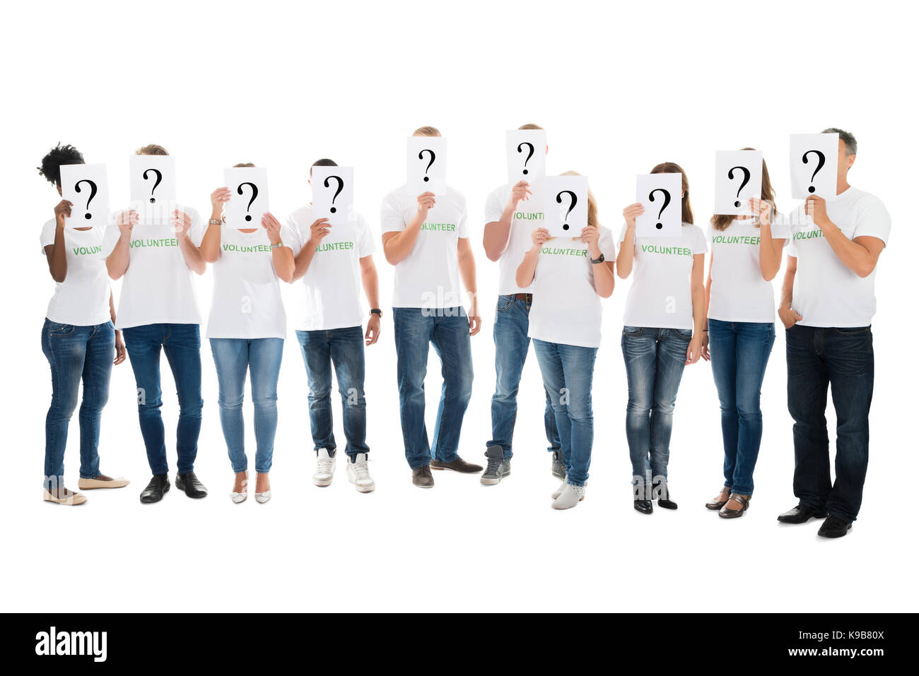 Lunghezza completa di volontari facce di copertura con un punto interrogativo segni contro uno sfondo bianco Foto Stock