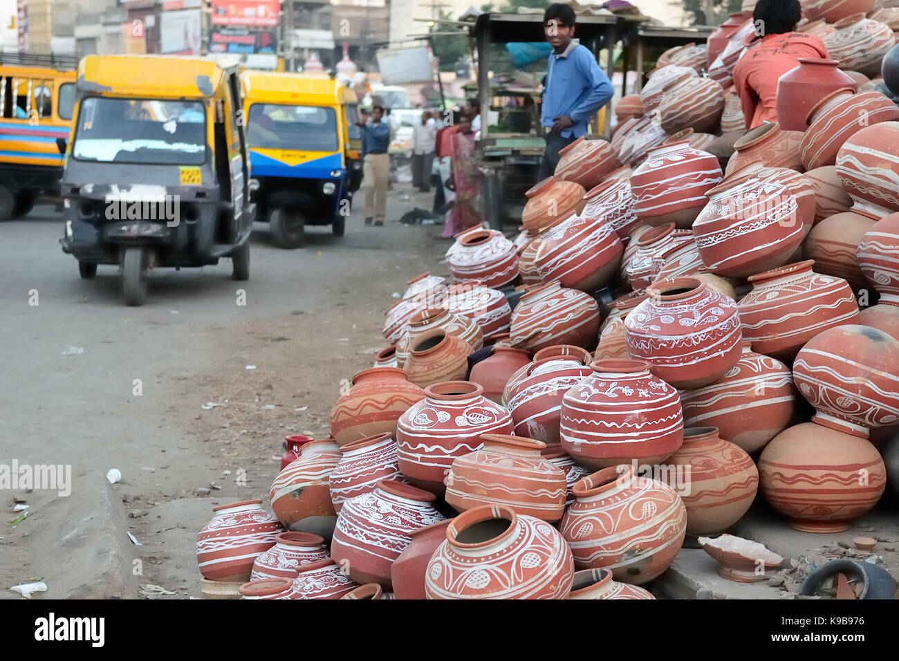 Pentole di terracotta a mano cotta per vendita in stallo mediante la strada  di una delle città indiane Foto stock - Alamy