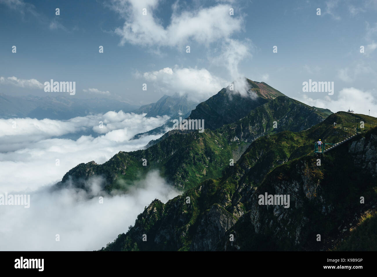 Belle le nuvole e la nebbia tra paesaggio di montagna. Foto Stock