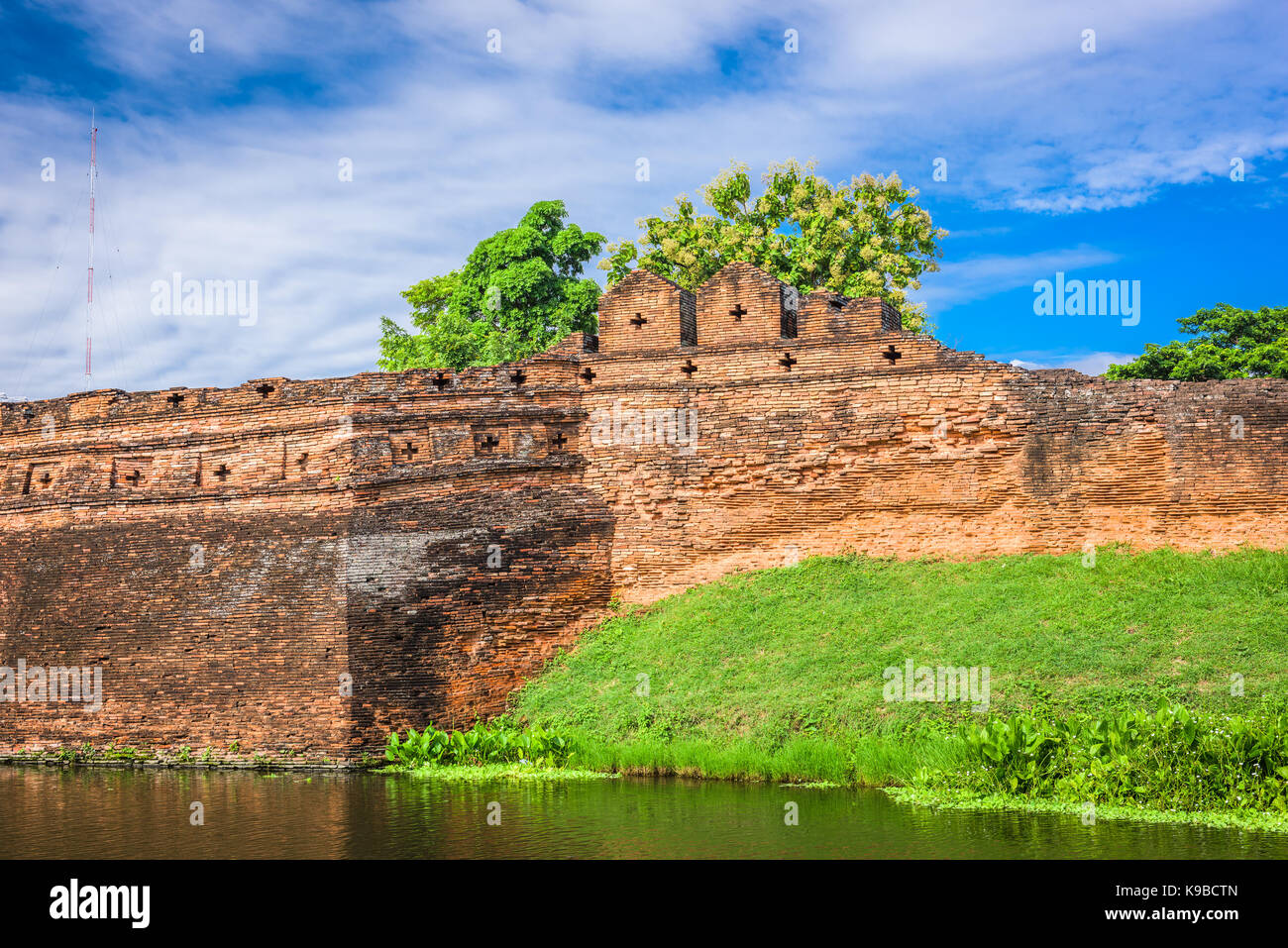 Chiang Mai, Thailandia vecchia città antiche mura e il fossato. Foto Stock