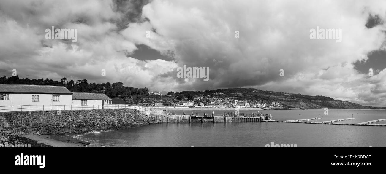 Vista dalla Cobb di Lyme Bay e di Lyme Regis, una città costiera nel West Dorset, sul canale in inglese sulla costa del Dorset-confine Devon Foto Stock