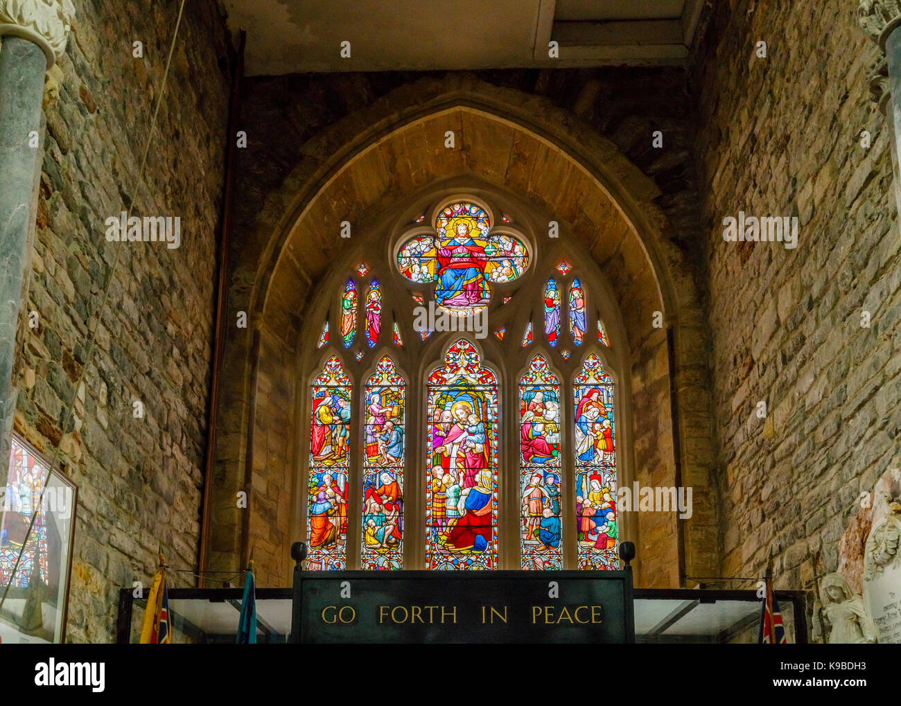 Colorate in vetro colorato nella finestra di Victoria a Sidmouth Chiesa Parrocchiale, una città costiera e la rinomata località di villeggiatura sul Canale Inglese costa nel Devon, Regno Unito Foto Stock