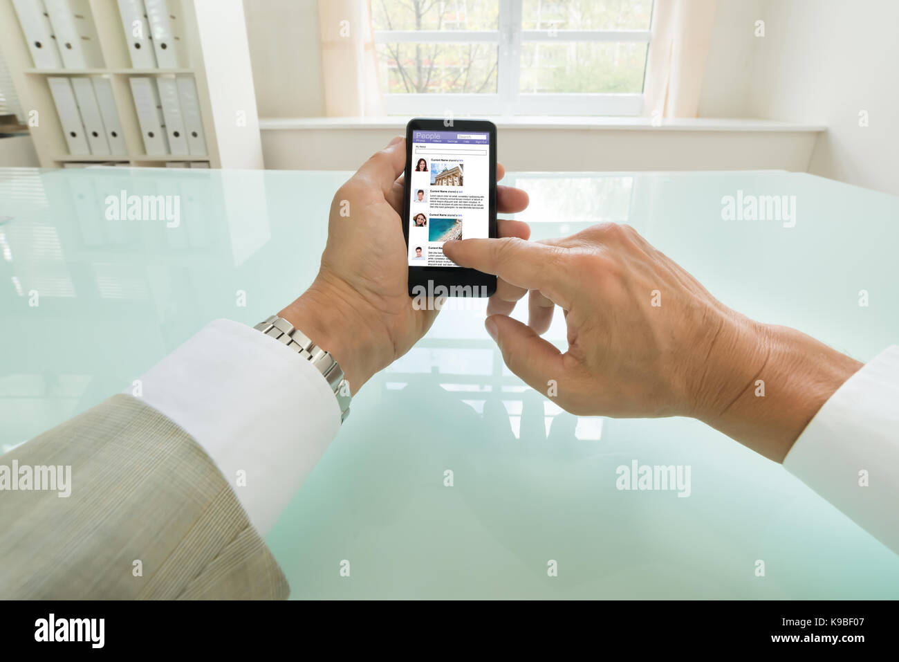 Close-up di un imprenditore in chat sul sito web sociale in ufficio. fotografo possiede il copyright per le immagini sullo schermo Foto Stock