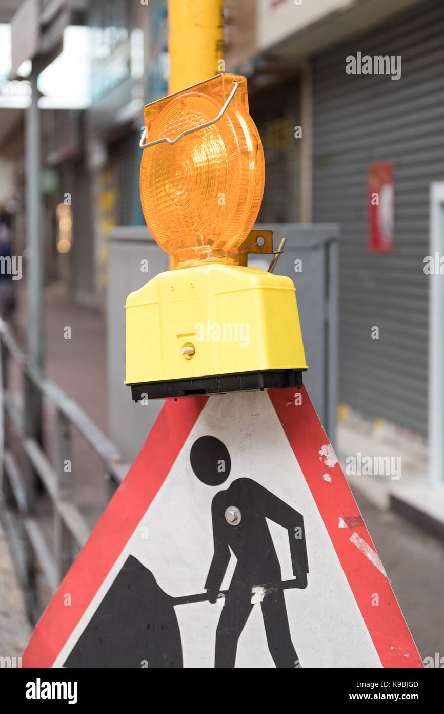 Lavori stradali segno con luce a street Foto Stock