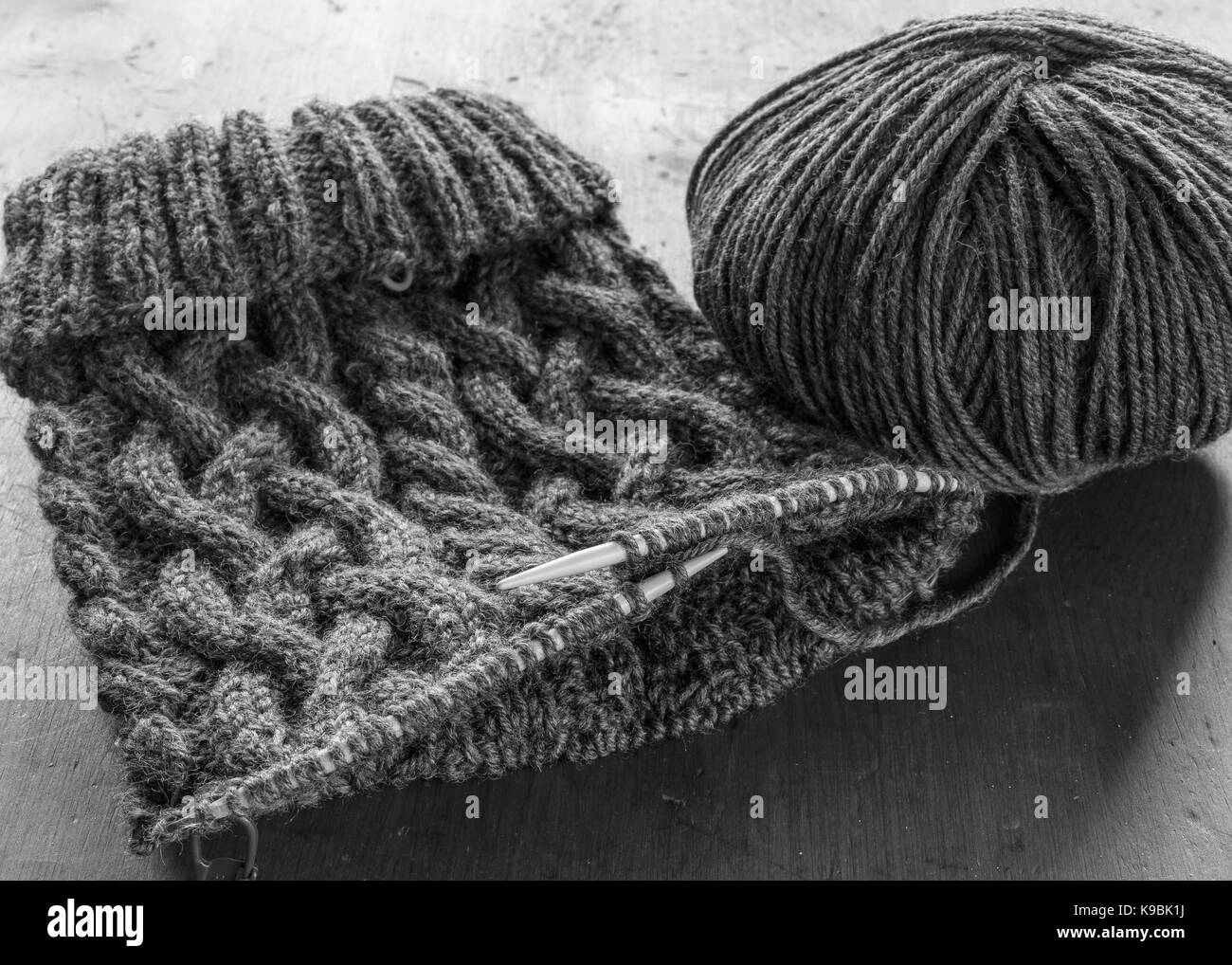 In casa inverno cappello con cavo a uso intensivo di design in bianco e nero. Foto Stock