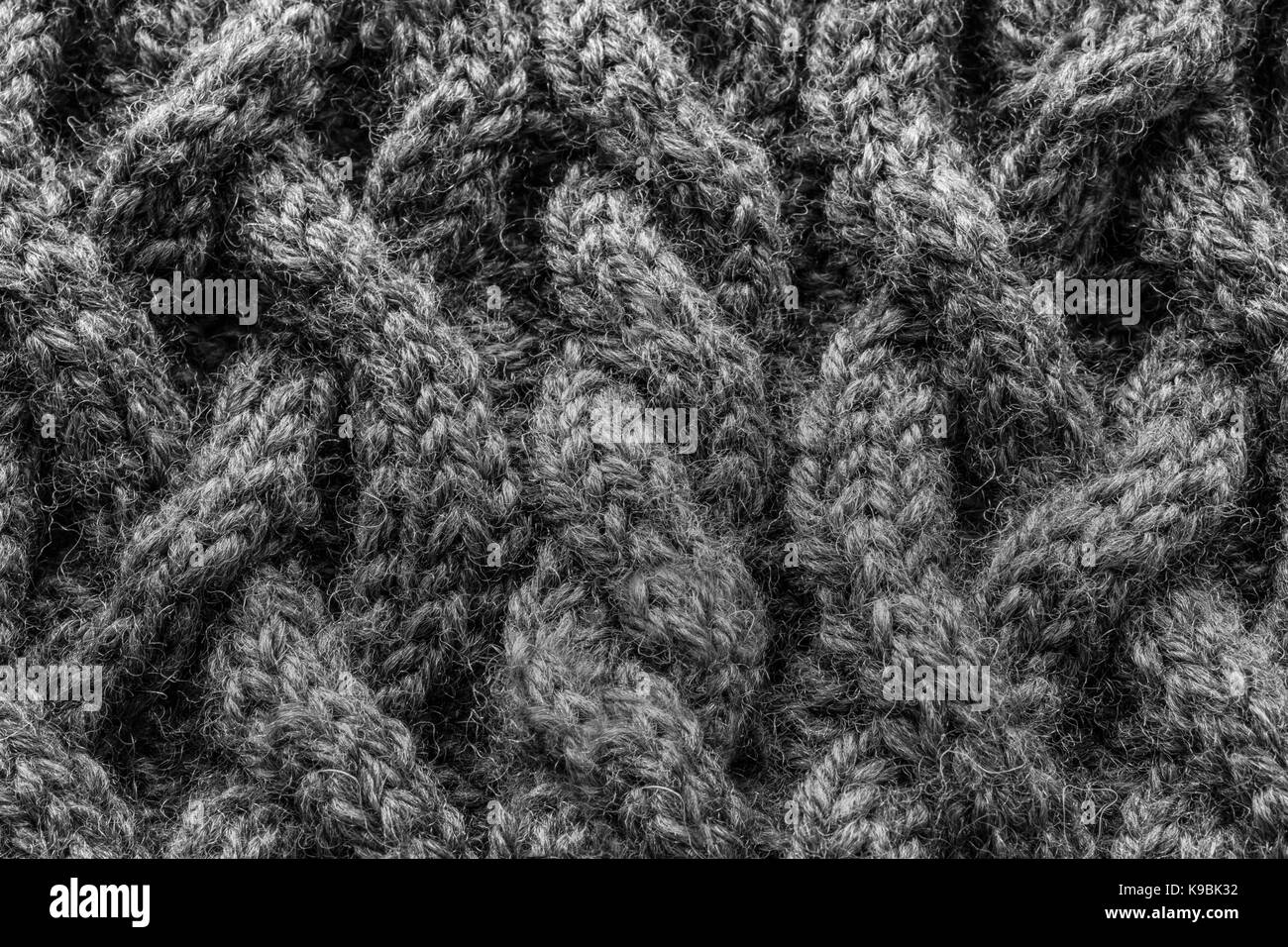 In casa inverno cappello con cavo a uso intensivo di design in bianco e nero. Foto Stock