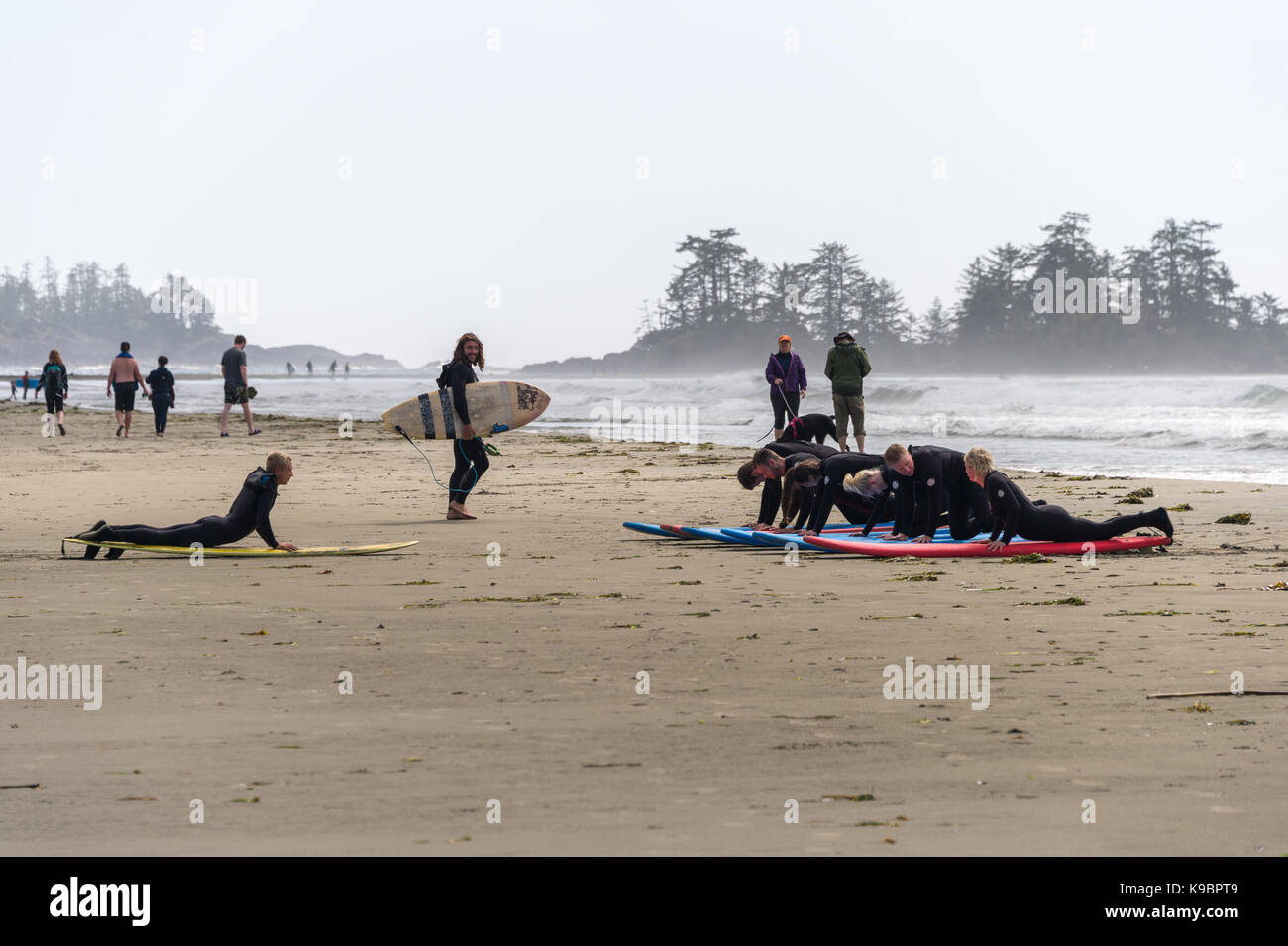 Tofino, British Columbia, Canada - 9 settembre 2017: classe di surf sulla spiaggia di Chesterman Foto Stock