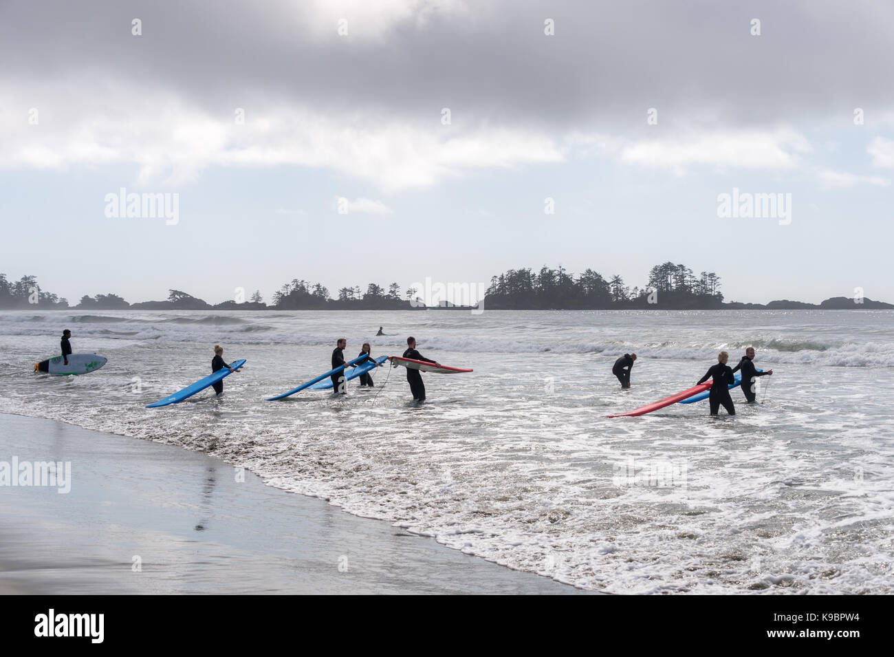 Tofino, British Columbia, Canada - 9 settembre 2017: classe di surf sulla spiaggia di Chesterman Foto Stock