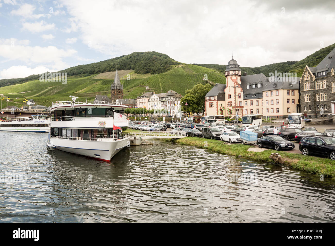 BERNKASTEL-KEUS, Germania - 5° agosto 17: una nave da crociera ormeggiata presso la vecchia città medievale per i turisti in un giorno di viaggio. Foto Stock