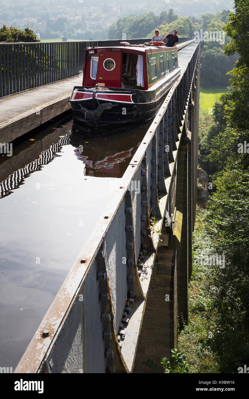 Llangollen, denbighshire, Wales, Regno Unito. il trecento metri lungo acquedotto pontcysyllte che porta il llangollen canal attraverso la dee valley. in corrispondenza del suo punto più alto è a 37 metri sopra il livello del suolo. l'acquedotto fu costruito tra il 1795 e il 1805. Il canale e acquedotto sono un sito patrimonio mondiale dell'UNESCO. Foto Stock