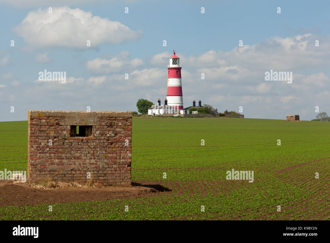 Due militari in tempo di guerra scatola di pillole posti di guardia in un campo agricolo a happisburgh, Norfolk, Inghilterra, Regno Unito Foto Stock