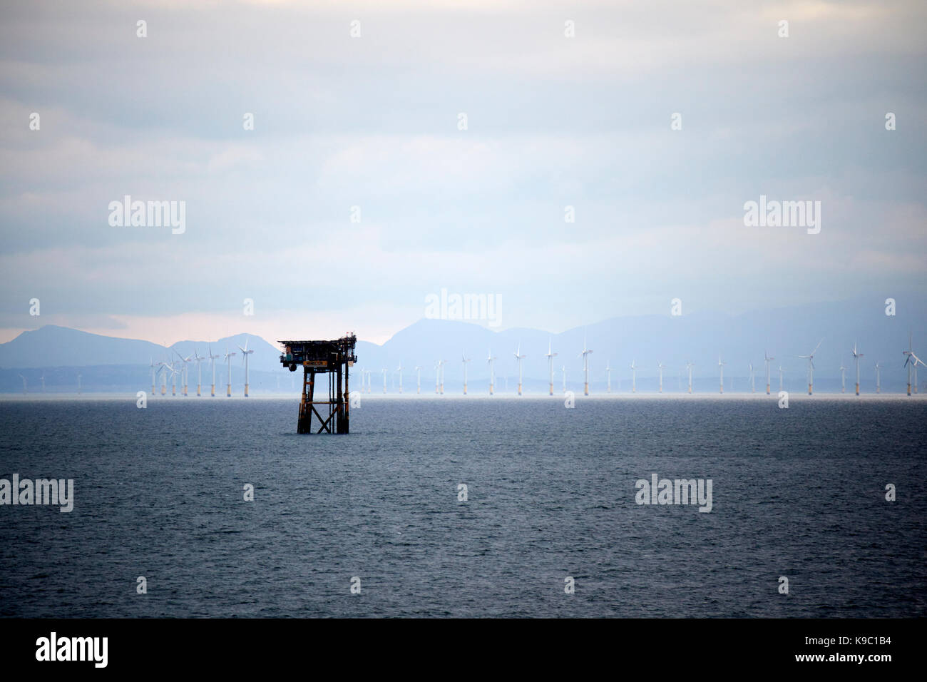 Hamilton unmanned piattaforma satellitare parte del douglas olio nel complesso sul mare irlandese di fronte a North Hoyle offshore wind farm Galles del nord Foto Stock