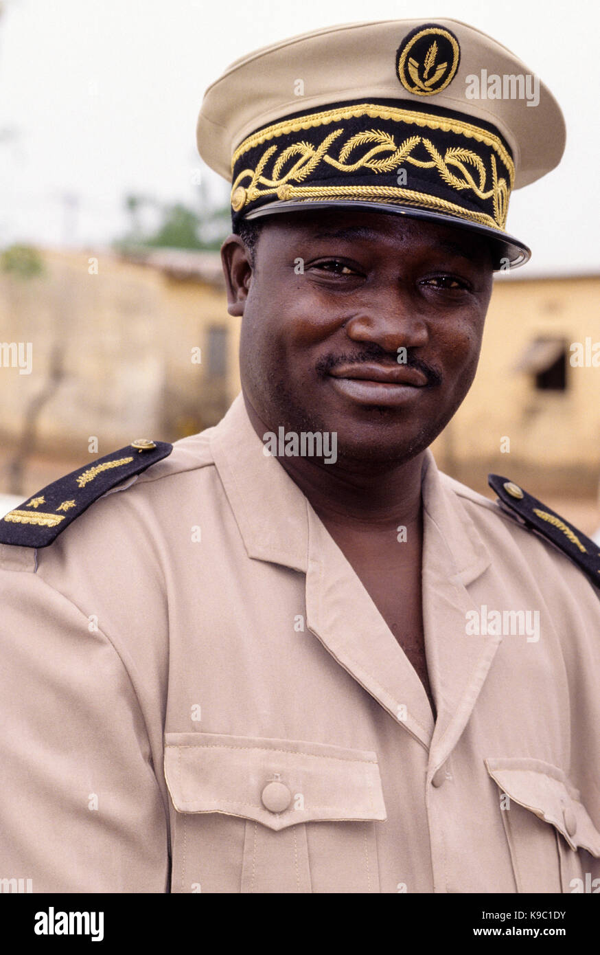 Samatiguila, Costa d'Avorio, Costa d'Avorio. Alto funzionario governativo in Samatiguila, 'Administrateur civile." Foto Stock