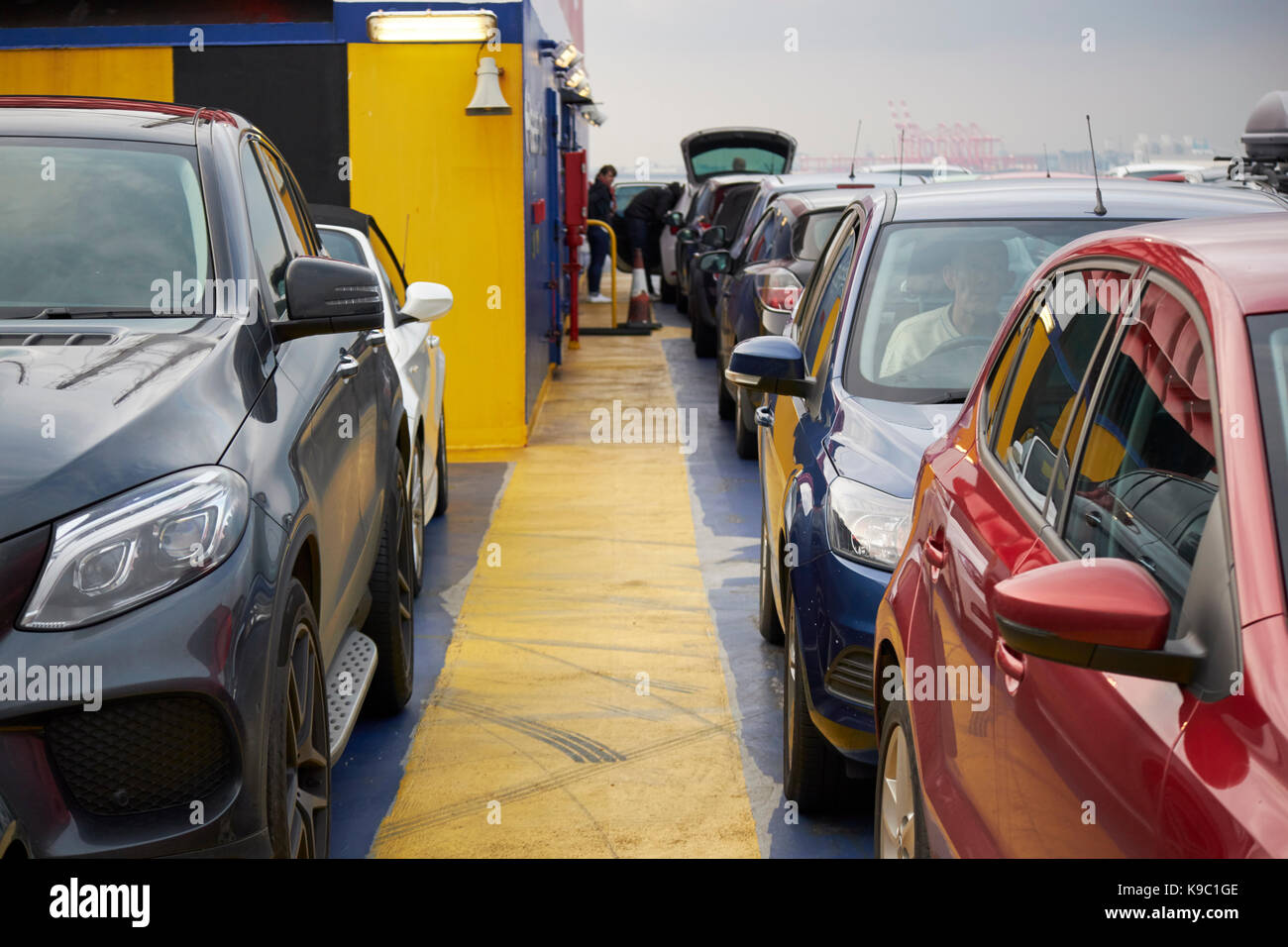 Auto parcheggiate su aperta superiore del pianale del veicolo sulla parte superiore della Stena Line traghetto sul Mare d'Irlanda Foto Stock