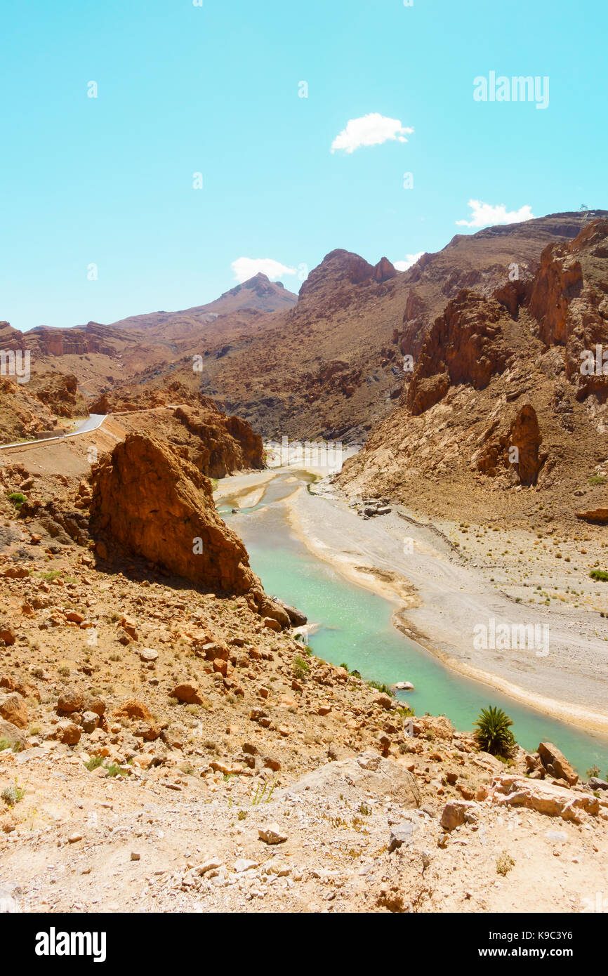 La ziz fiume che scorre attraverso il Medio Atlante in Marocco, Africa. Foto Stock