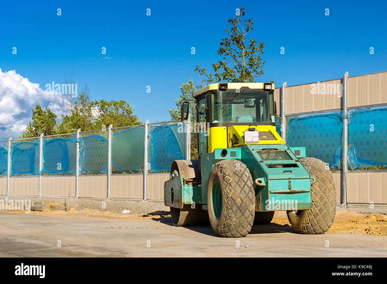 Lavora asfalto lastricatore sulla costruzione di alta velocità tangenziale. pesanti attrezzature macchina per lavori stradali a civile Edilizia industriale Foto Stock