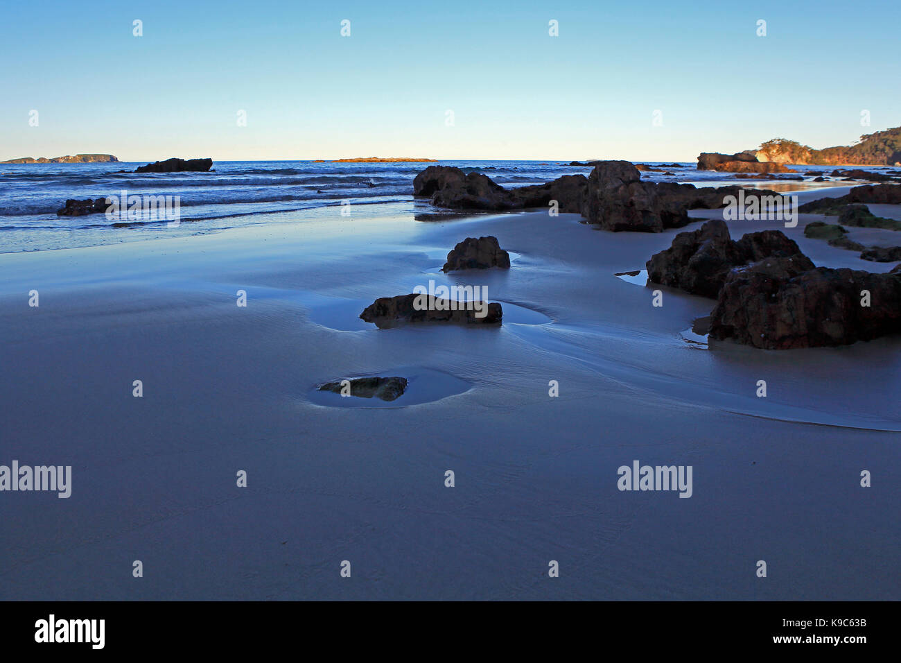 Tramonto su rocce di Denham's beach nsw Foto Stock