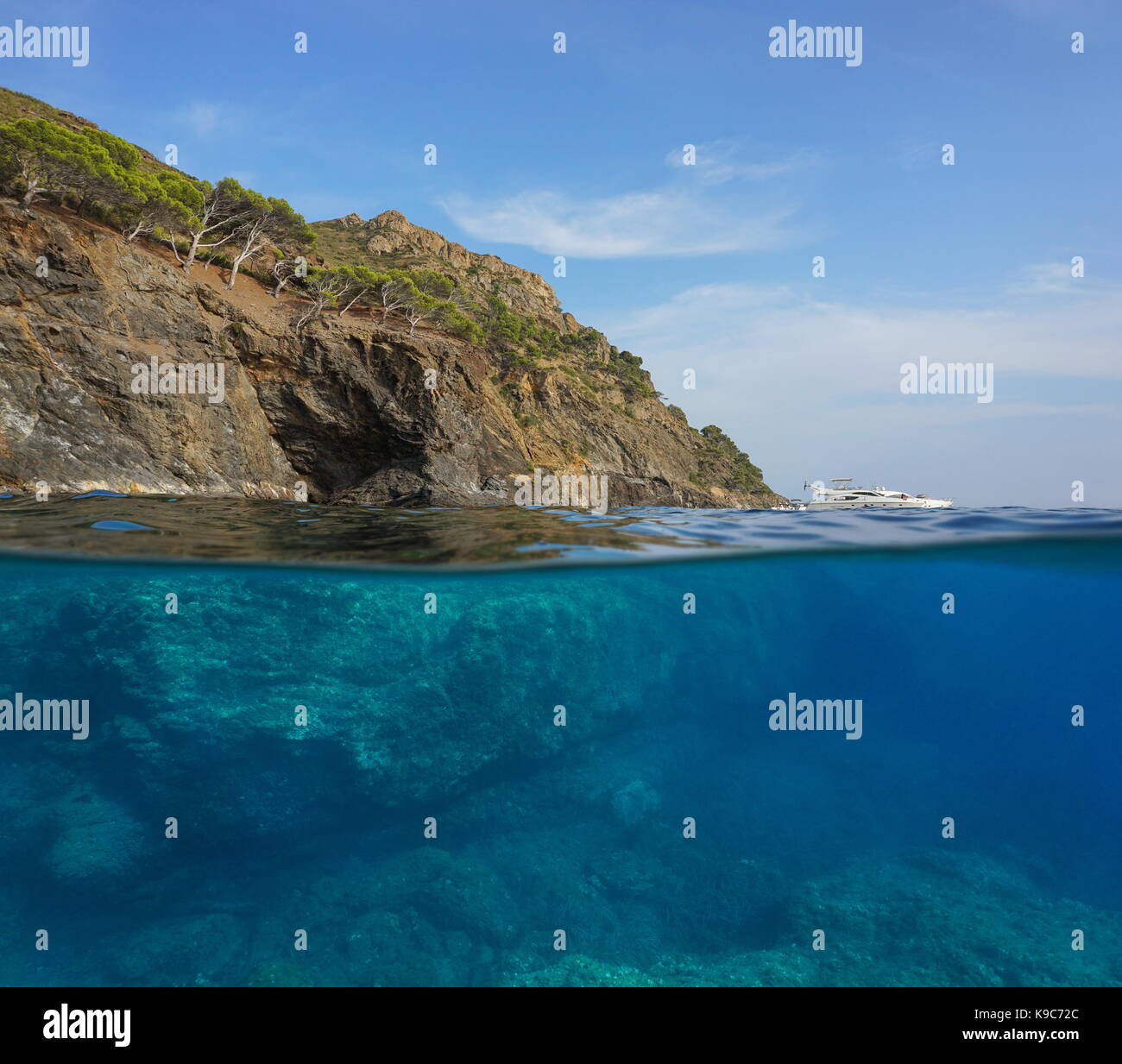 Al di sopra e al di sotto della superficie dell'acqua, cliff con rocce sottomarine, mare mediterraneo, cap norfeu, Costa Brava, Spagna, Cap de Creus, Girona, Catalogna Foto Stock