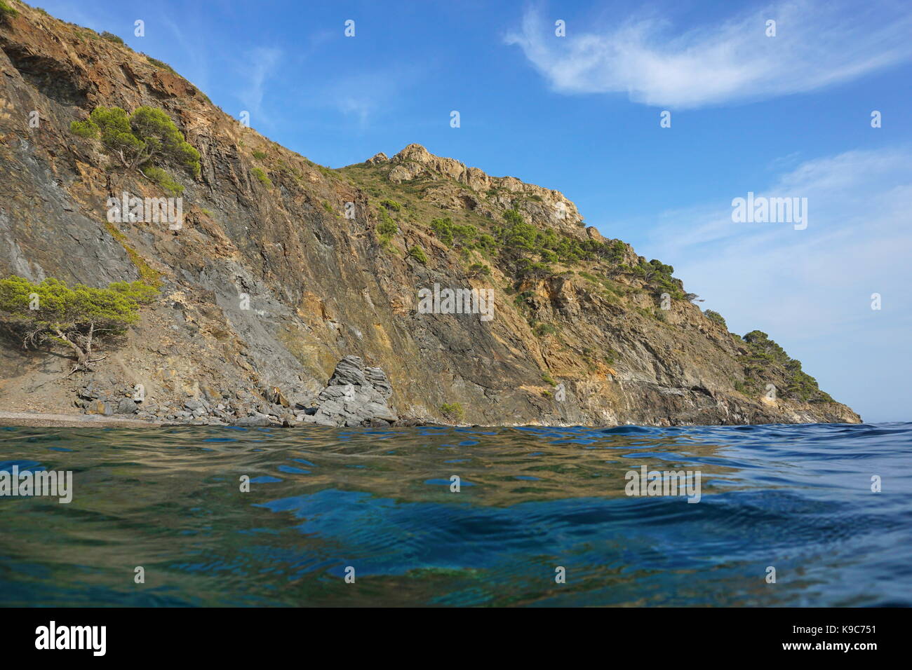 Spagna costa brava il paesaggio costiero cliff visto dalla superficie dell'acqua, cap norfeu, mare mediterraneo, alt emporda, Girona, Catalogna Foto Stock