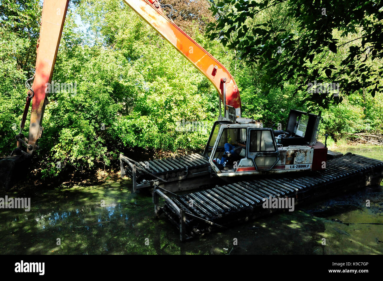 Le attrezzature di dragaggio di clearing limo di fondo al di fuori del canale del fiume. Foto Stock