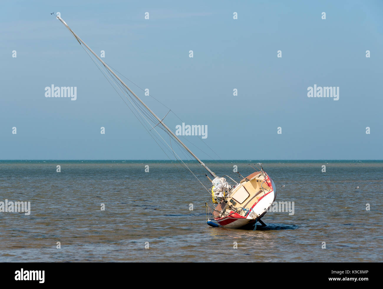 Barca a vela con la bassa marea in appoggio sul suo lato Foto Stock