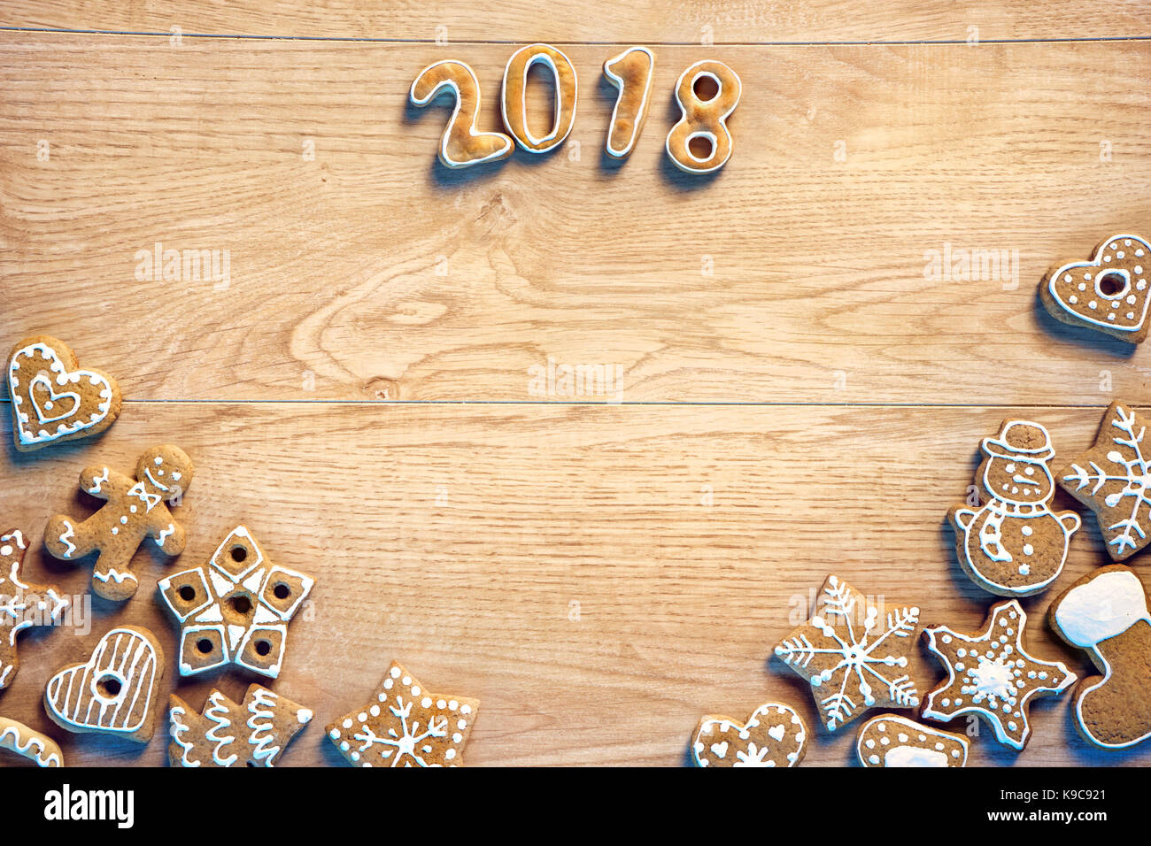 Buon Natale e felice anno nuovo! Biscotti fatti in casa su sfondo di legno. copiare lo spazio per il tuo testo. vista dall'alto. dei prodotti ad alta risoluzione Foto Stock
