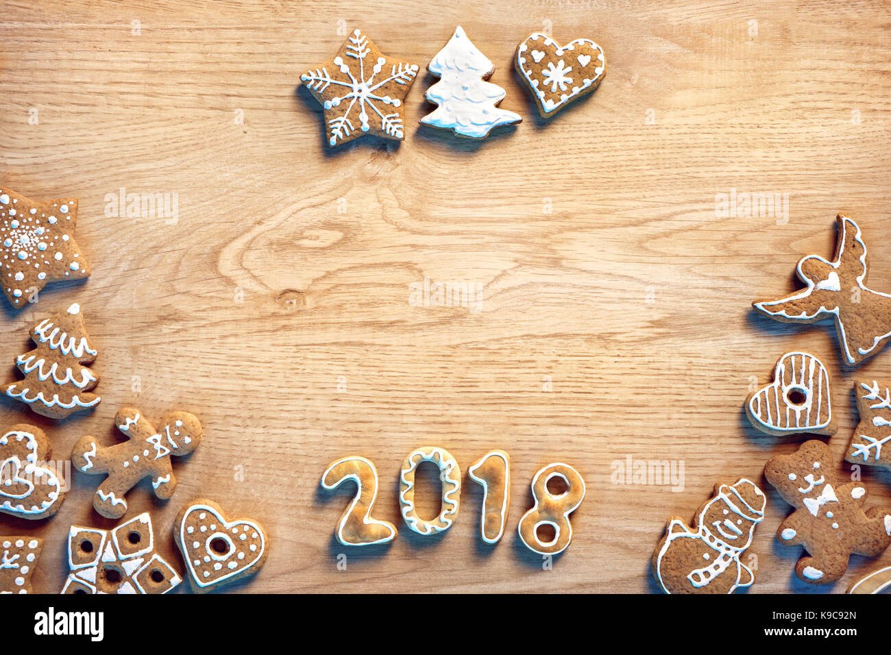 Buon Natale e felice anno nuovo! Biscotti fatti in casa su sfondo di legno. vista dall'alto. dei prodotti ad alta risoluzione Foto Stock