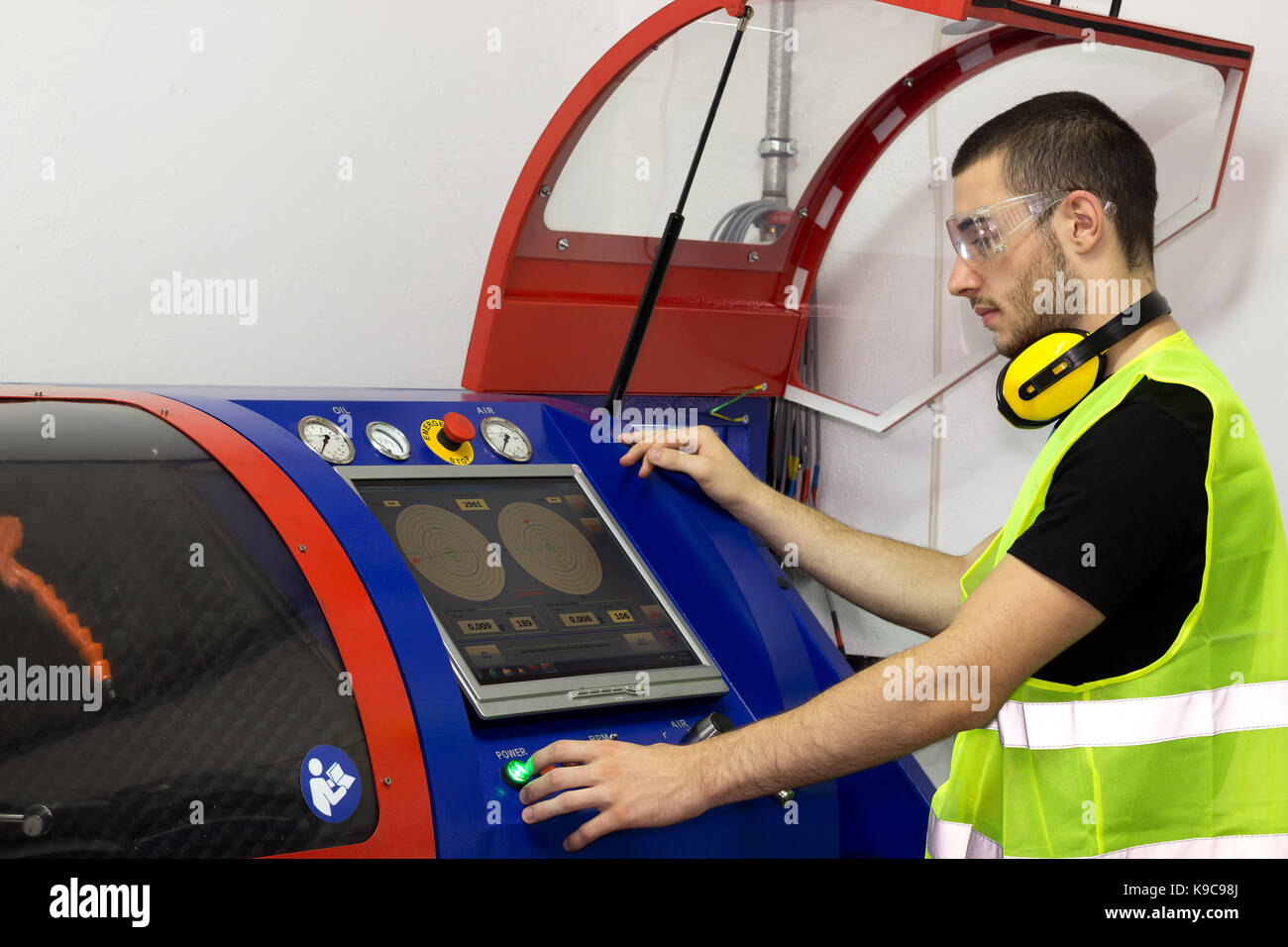 Operatore di macchina lavora per la macchina Foto Stock