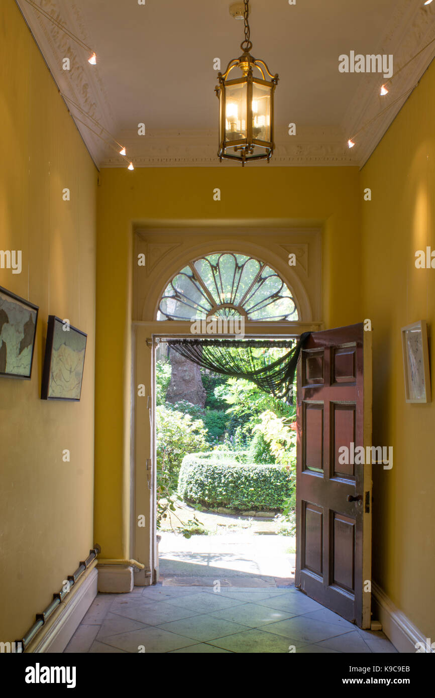 Giardino sul retro di bromley house library nottingham Foto Stock