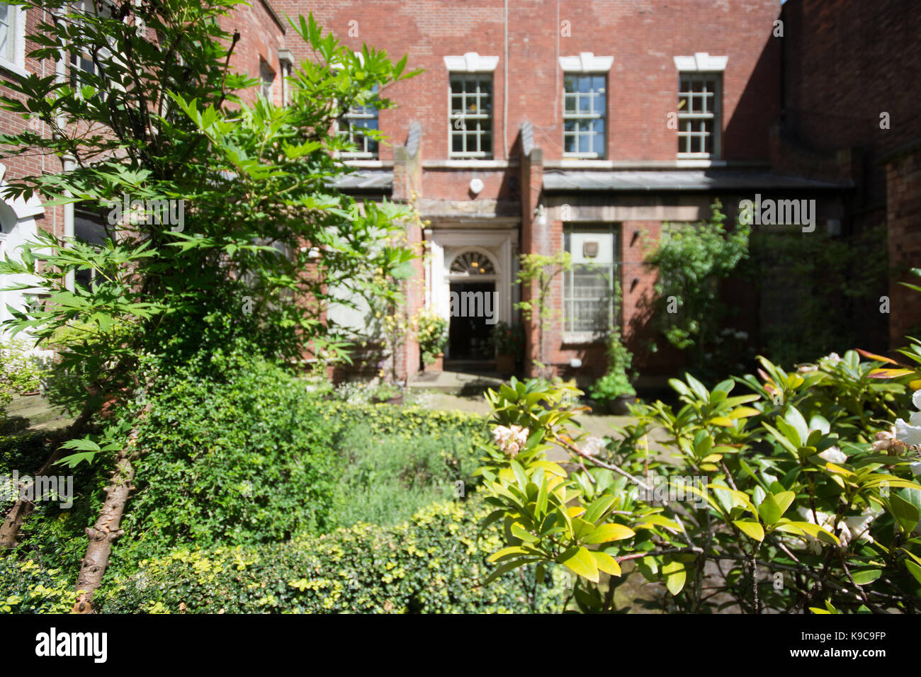 Giardino sul retro di bromley house library nottingham Foto Stock